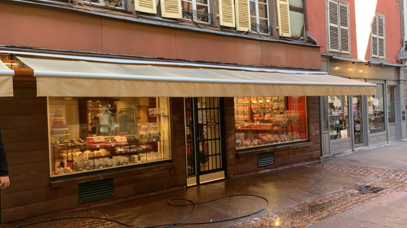 PHOTO BOUTIQUE COLMAR 4 | Clean glass 68 Nettoyage des stores pour La Maison Alsacienne de Biscuiterie Erstein 3