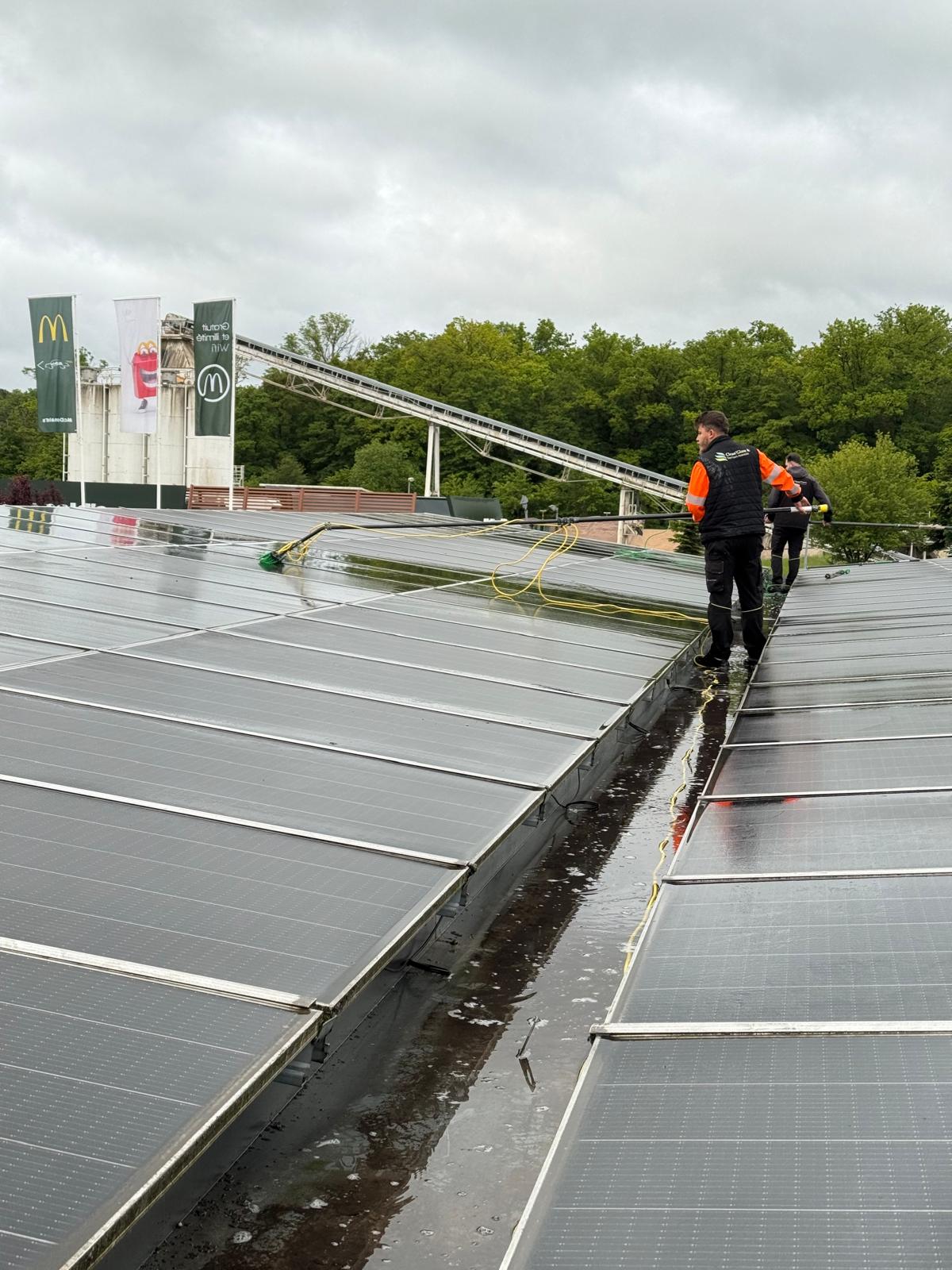 Nettoyage des panneaux photovolta&iuml;ques E. Leclerc Contrex&eacute;ville Saint-Di&eacute;-des-Vosges